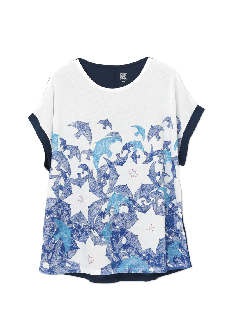 グラニフ バックボタンtシャツ バーズ トゥ フラワーズ ゆったりとした身頃 袖の折り返し 後ろのボタンがポイントです 群れ飛ぶ青い鳥たちが 集まって作り出す可憐な白い花 錯視を用いたデザイン構成が印象的 グラニフ T Co Pq1cs3qovx