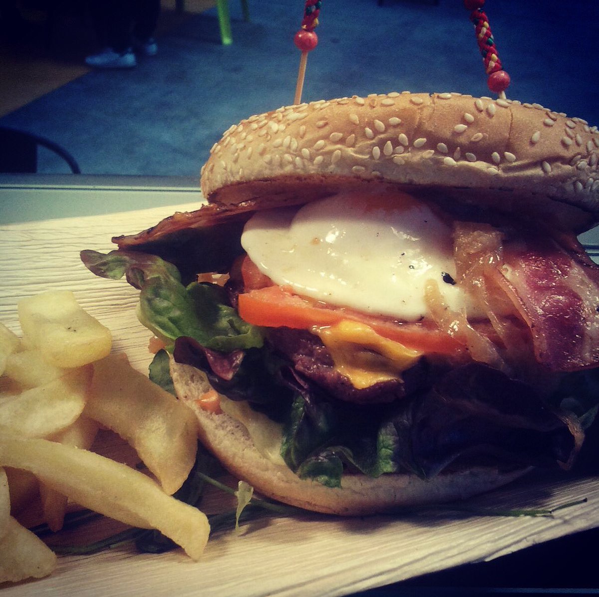 FoodandRoll's tweet photo. Hoy celebramos el Burgers’ Day, pero nos gustaría creer que todos los días merecen ser el día de las hamburguesas 🍔🤘🙌🏼 https://t.co/9L3VoYXNXJ