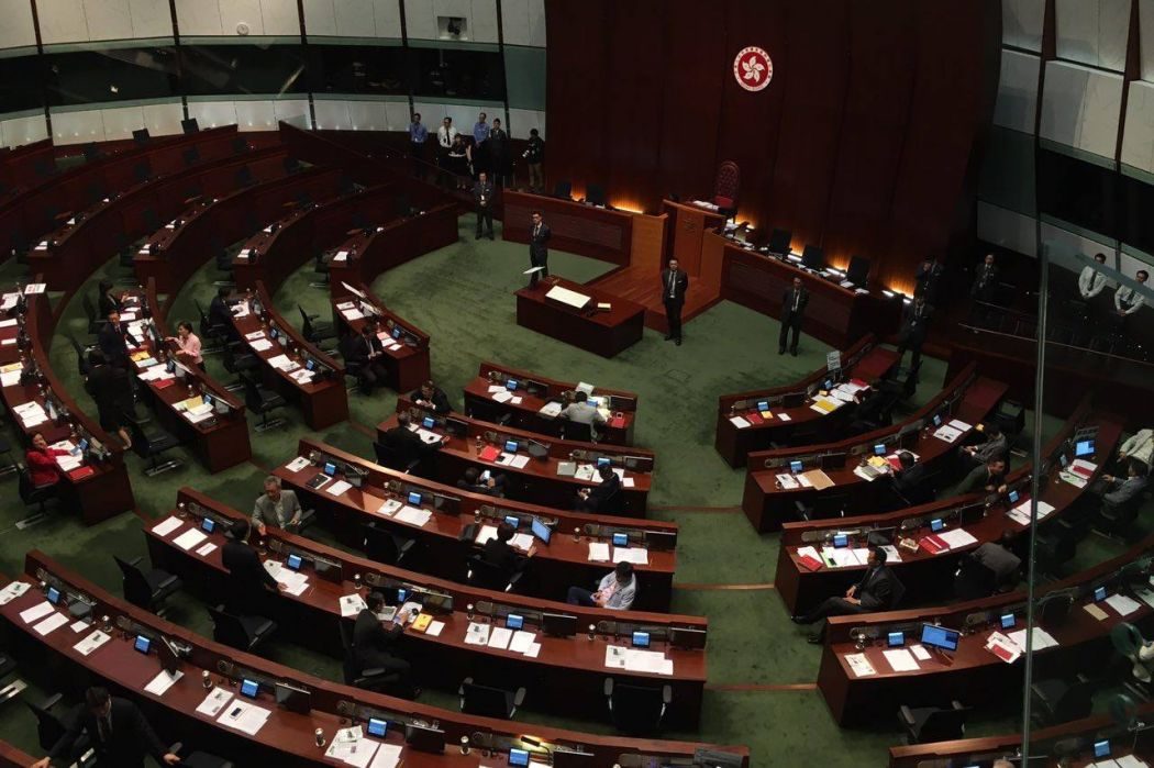 Cuma pilihanrya di HK agak terhad. Hanya 35 daripada 70 kerusi di Legislative Council dipertandingkan secara umum. Jawatan Chief Executive pun bukan dipilih secara umum tetapi dipilih menerusi jawatankuasa khas yang terdiri daripada 1200 orang.