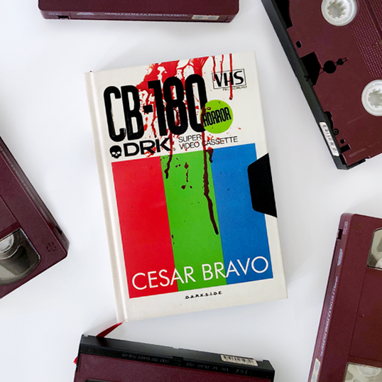 ModoMeu's tweet photo. Quando ficamos sabendo de VHS, corremos para conversar com nossa parceira @darksidebooks, pois o @celedoniodiego_ não podíamos perder a oportunidade de falar sobre esse trabalho de @cesarbravo_autor.

Resenha completa https://t.co/wVOAdiiHje 

#darkside #cesarbravo #terror #vhs https://t.co/vvhZShBYEk