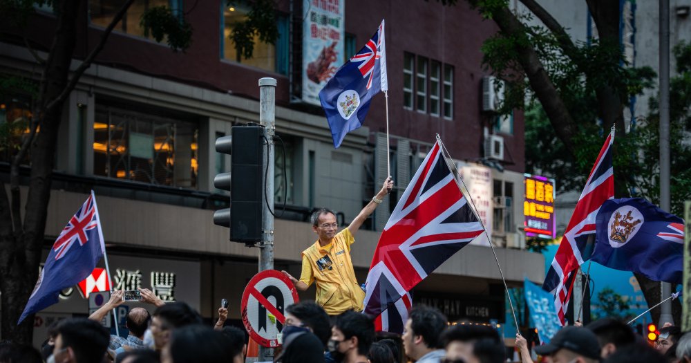 Kejayaan ekonomi HK di bawah British sedikit sebanyak menanam kebanggaan di kalangan orang HK, agak berbeza dengan keadaan ekonomi pasca-1997 di mana HK berdepan dengan persaingan China dan peluang ekonomi orang tempatan juga terjejas dengan kemasukan warga China.