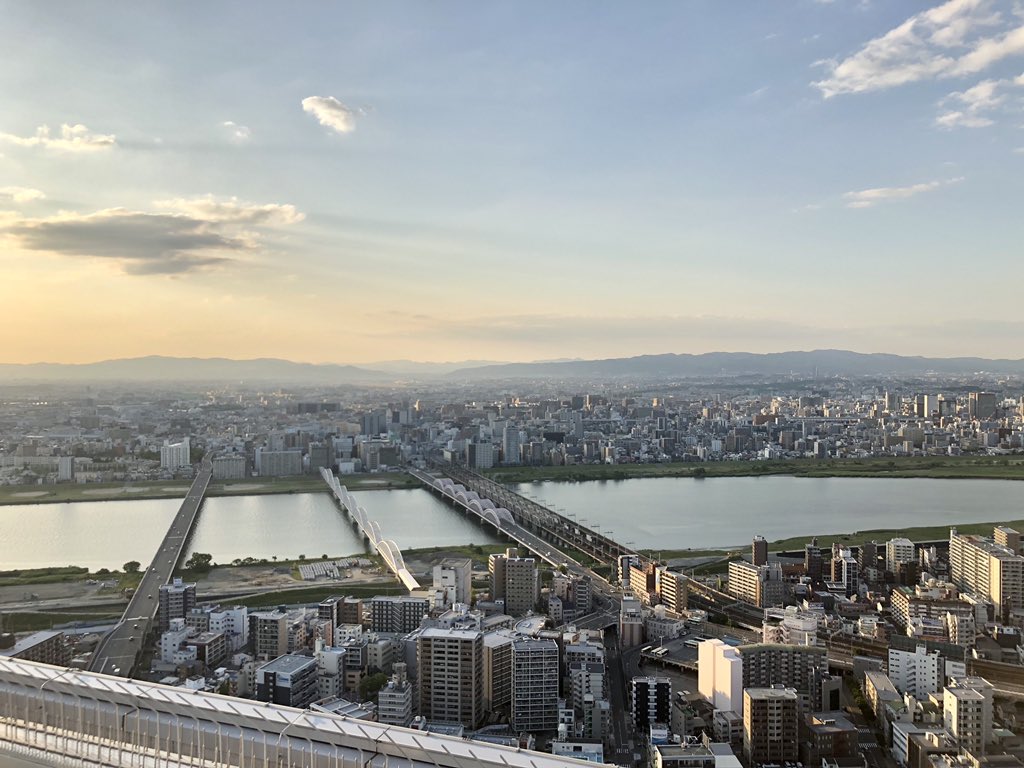 kuchu_teien's tweet photo. 今日は朝から凄い良い天気！
景色バッチリなので沢山のお客様に来て頂けるかな！？って思っていたらなんとこんな感じでした🤣
#ソーシャルディスタンス 対策万全の #空中庭園 に皆さま是非お越し下さいっ！
#梅田スカイビル https://t.co/blVIlFR6Hz