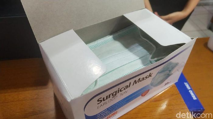 detikforum's tweet photo. Pria Timbun Masker Rp 2,9 M Berakhir di Tahanan. Selengkapnya klik di sini https://t.co/elrCdeAp2R #detikforum #masker #masker19 #coronaindonesia https://t.co/EauQz6JeGr