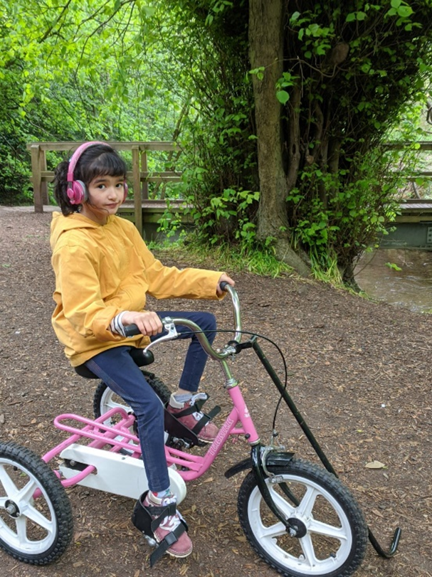 MOVEprogramme's tweet photo. Thank you @Team_Oaklands for this fantastic update 👏 Rebecca has made great progress and can now stand on her own - well done! 🤩

How are you helping to support #MOVEatHome? Let us know! https://t.co/fr9oUDxGbx