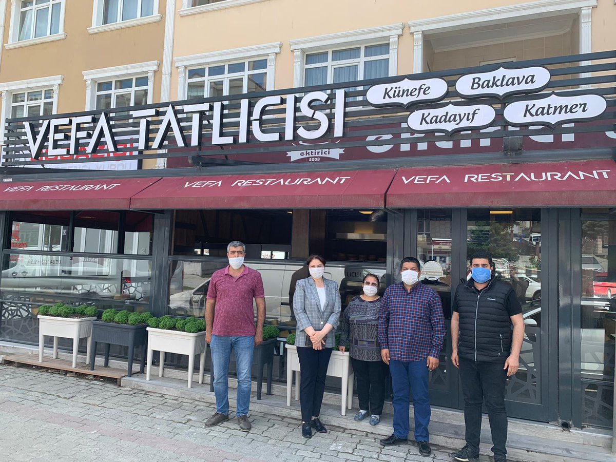 Edirne’mizde tatlı ve yemek sektöründeki hizmetlerine pandemi sürecinde de aralıksız olarak devam eden Vefa Tatlıcısı ve Ektirici Catering'in sahibi İl Yönetim Kurulu üyemiz Umut Ayaydın'ı ziyaret ettik. Bol bereketli kazançlar diledik.