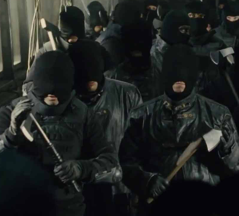 Da ich vornehmlich Radiohörer bin, weiß ich ja nicht so genau, wie die MitbürgerInnen auf den Anti-Corona Demos so aussehen. 
Stelle mir vor, dass sie ähnlich sinnvoll maskiert sind, wie die  Passagiere des Axtabteils im Snowpiercer.