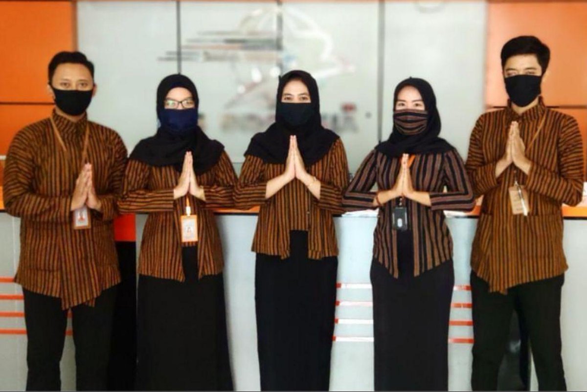PosIndonesia's tweet photo. Semoga pandemi ini dapat berakhir dan kita semua bisa beraktivitas normal seperti sedia kala. 

Salam dari #PakPos, rajin cuci tangan dan selalu kenakan masker saat bepergian.

 📸 : @kantorposkendal 

#BUMNUntukIndonesia  
#PosIndonesia  
#CovidSafeBUMN https://t.co/Dkg5Dn3ZID