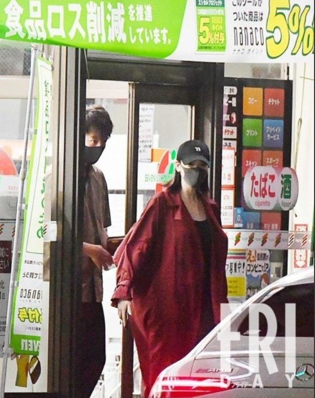 FRIDAY reported that Takeuchi Ryoma (27) and Miyoshi Ayaka (23) are dating. FRIDAY spotted them enjoyed shopping together and go to Takeuchi's home after midnight on the weekend one week ago.