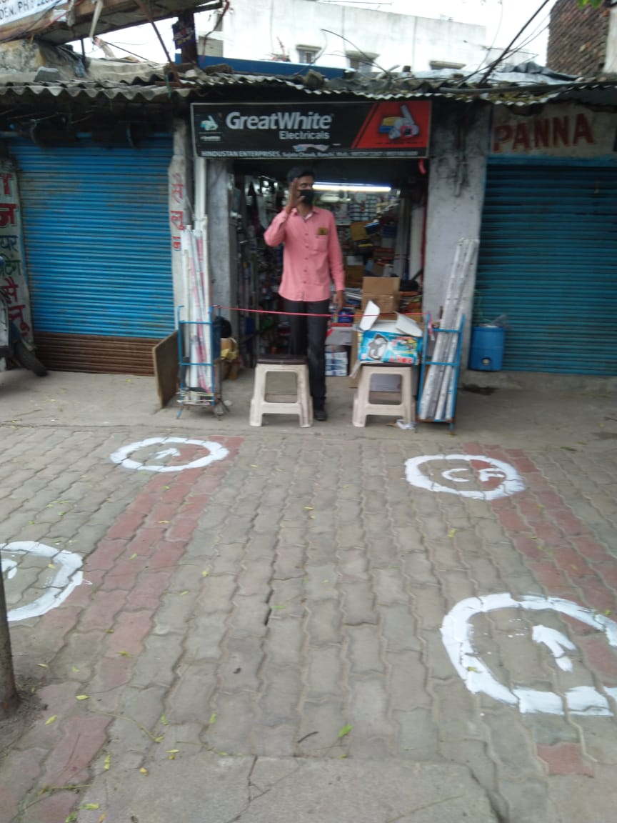 citizens_cf's tweet photo. #SocialDistancing demarcations by Team CF in Ranchi to promote the #NewNormal in public places
Day-II
#LineOfLife campaign Phase II to encourage practice of social distancing in public places, shops, ATMs, hotels etc across Ranchi https://t.co/0OVOPv7NoZ