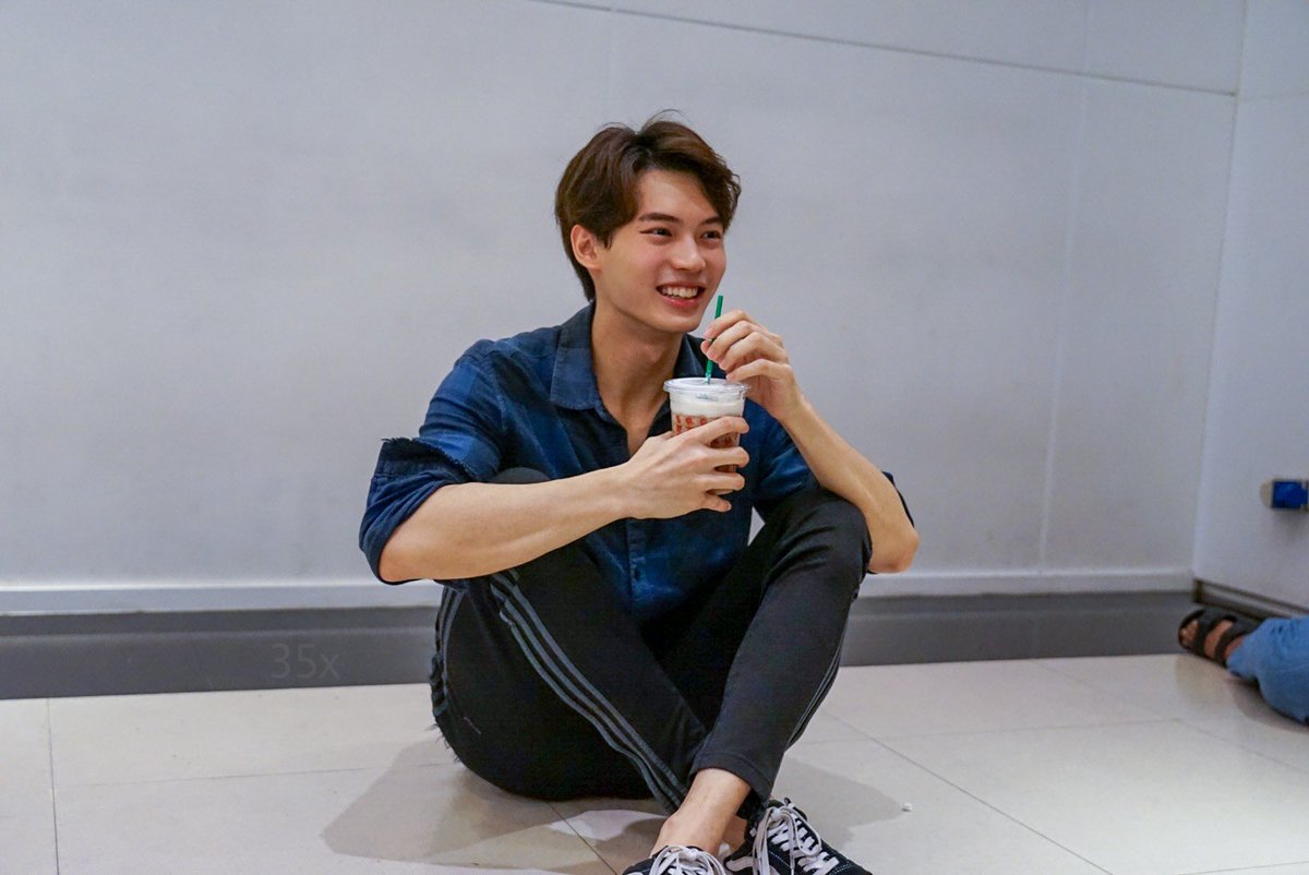 Do you know that before the series airs, Win went down to  @GMMTV building if he has fans waiting. He saw fans sitting on the floor. Win sat down beside the fans. He is well mannered that he don't want to look higher than his fans. I stan him harder.   #winmetawin  #snowballpower