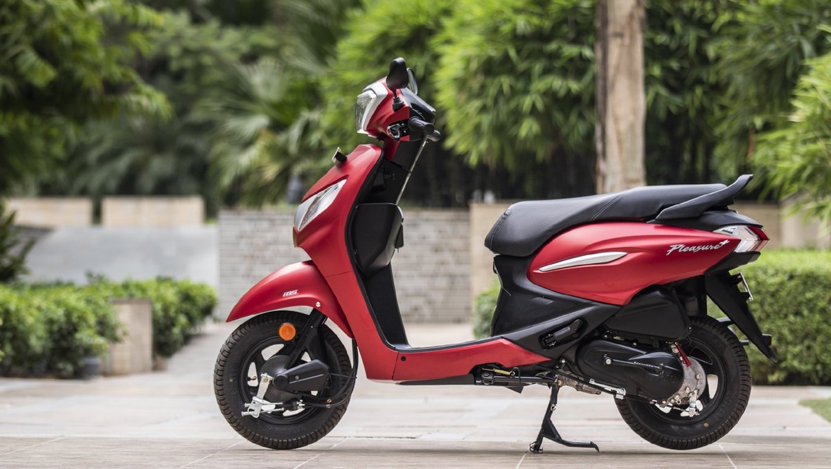 BikeWale's tweet photo. Why should boys have all the fun.

#BWPhotos #bikes2020 #bikes #bikelife #scooter #Hero #Honda #HeroPleasure #HeroPleasure110 #scooty https://t.co/hVjh5X4bdq