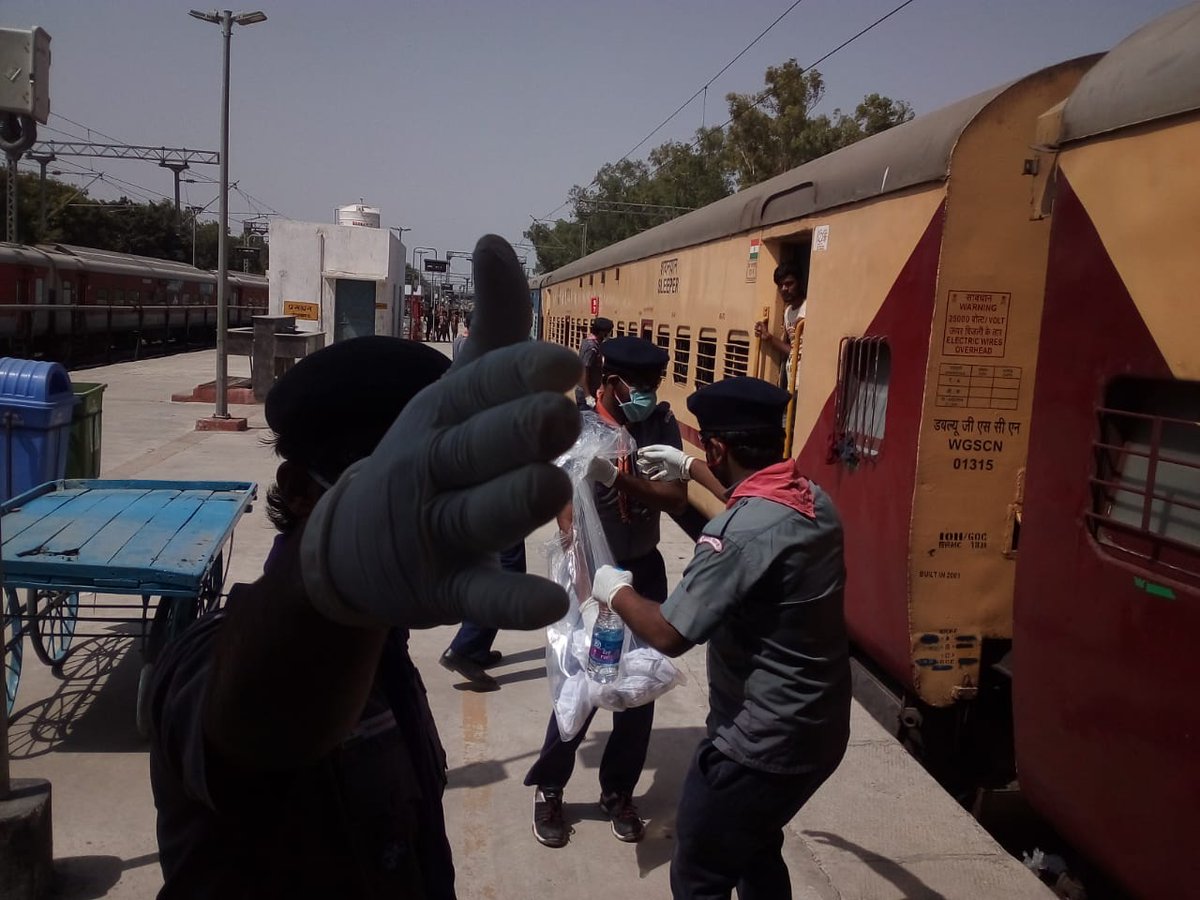 NERBSGLJN's tweet photo. दिनांक 28/5/20 को ऐशबाग स्टेशन पर श्रमिक स्पेशल ट्रेन पर जिला आयुक्त /स्काउट श्री रत्नेश कुमार सिंह जी के नेतृव में रेलवे द्वारा तैयार कराया भोजन एवं रेल नीर (पानी) का वितरण जिला संघ लखनऊ के लीडर एवं सदस्यों द्वारा किया गया l  @drmljn
@srdfmljn2 
@gmner_gkp 
@RailMinIndia https://t.co/hQSQoM4sTz