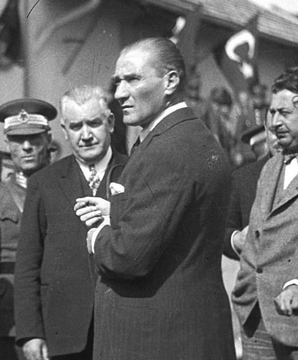Atatürk sadece tarihte kalmış bir liderin adı değildir.
Atatürk ilimdir.
Atatürk bilimdir.
Atatürk ufuktur.
Atatürk gelecektir.
Atatürk barıştır.
Atatürk gençliktir.
Atatürk 100 yıl geriye özenmek değil.
Atatürk yüz yıllar sonrasını öngörebilmektedir.