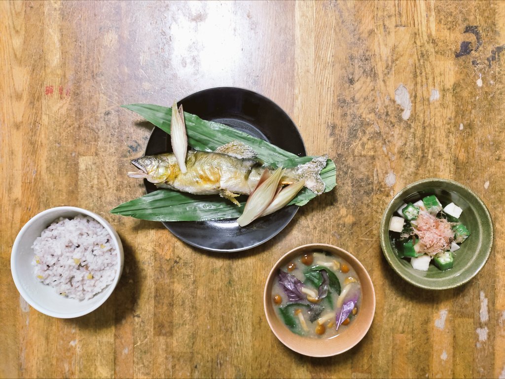 まごわやさしい献立日記 忙しい時の まごわやさしい おうちごはん 十六穀米 鮎の塩焼き 茗荷の甘酢漬け なめこと式部草の味噌汁 オクラわかめ長芋の醤油荏胡麻油おかか和え メインを旬の魚にして 鮎は今の時期だと走りかな 焼いたり煮たり生で食べたりの