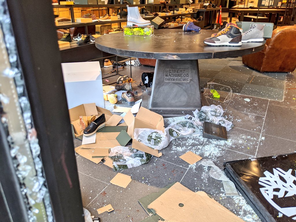 More images from the  #minneapolisriots looting & mayhem over in Uptown. Timberland, Sephora, Urban Outfitters,  @Apple all hit overnight. Cleanup just beginning here.  #GeorgeFloyd  @FOX9 – at  Hennepin & Lake