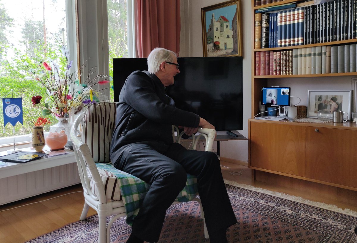 "Mulla on iloisia uutisia! Voidaan keskustella jatkossa näköpuhelinyhteydellä." Näin aloitti 102-vuotias talvisodan veteraani Martti Mäkinen puhelunsa tyttärelleen, kertoessaan Suvanto Videopuhelun käyttöönotosta. posts.gle/JnFSC 

#suvantocare #suvantovideo