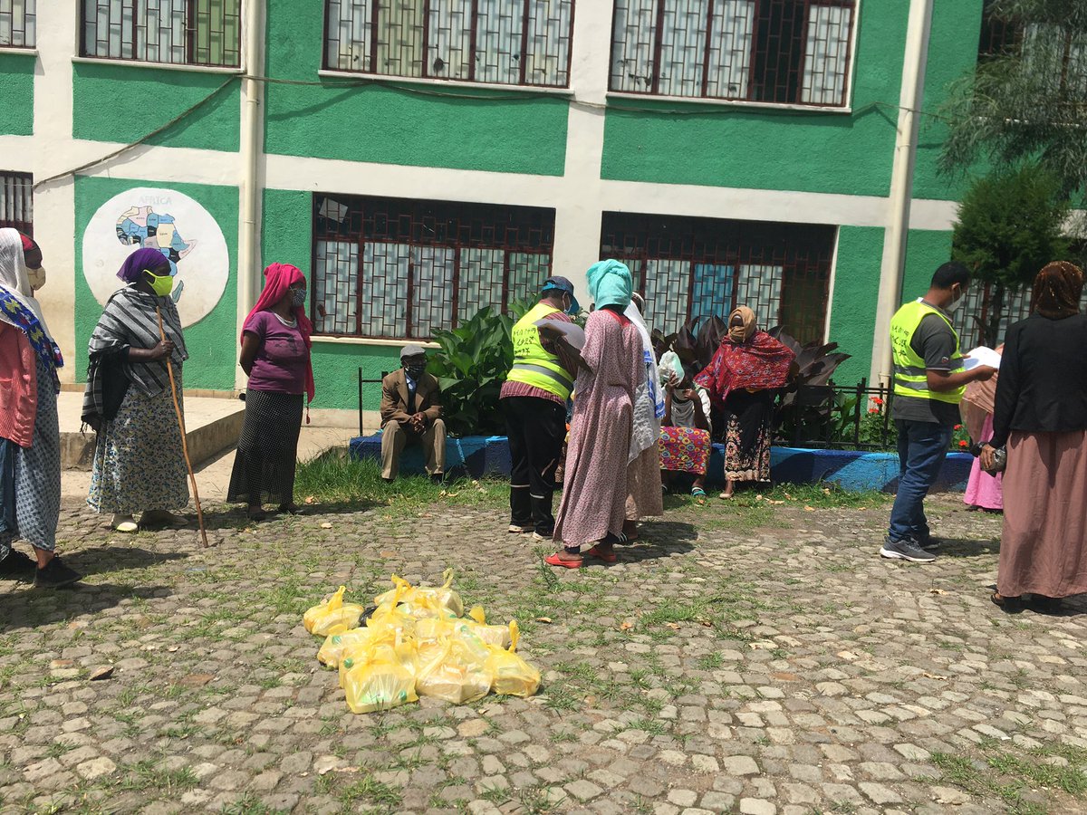 SmartUpAddis123's tweet image. Making the youth to participate in community outreach is one of the objective SmartUp Addis youth center , 
so that the youth  took part in volunteer activities at addis ketma worda 2 and 3 has donated Sanitazers and soap  @Africa_YMCA @smartupfactory