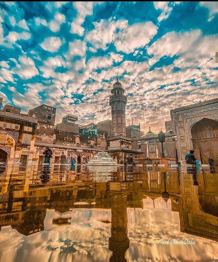 Fabulous view of Mosque Wazir Khan

PC @Androon_wala

#walledcityoflahore
#Breathtakingview
#lockdownhustle