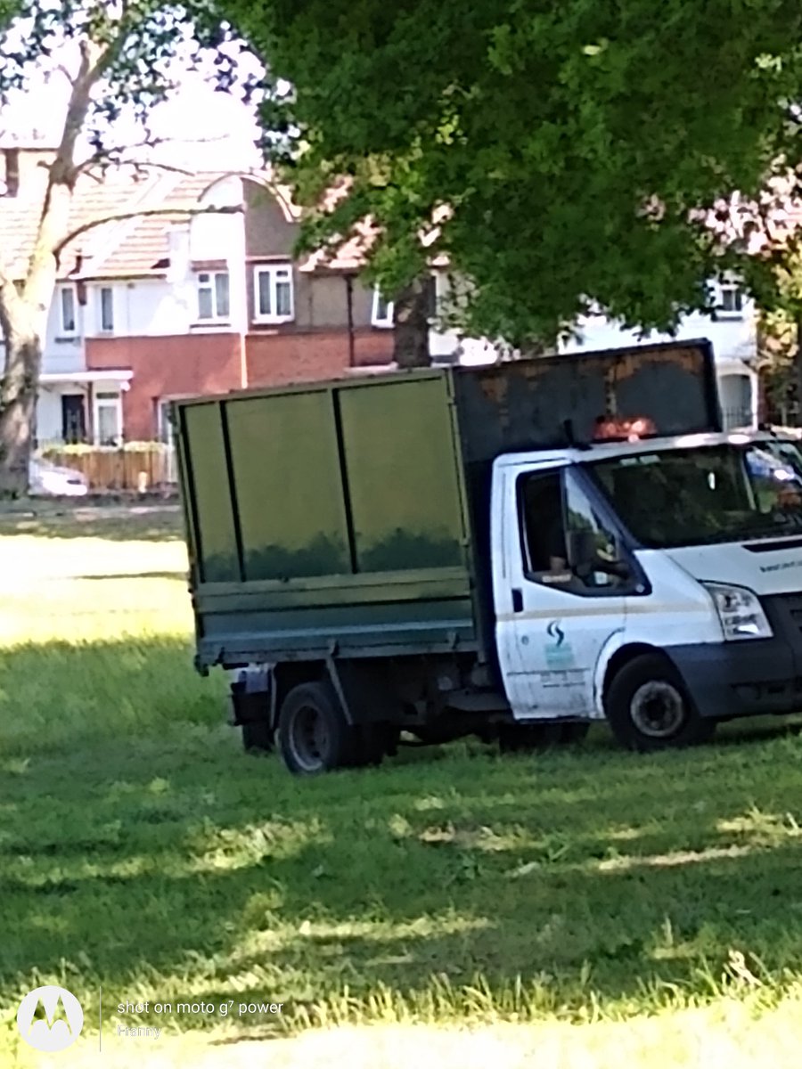 lunararcher's tweet photo. Can someone from @yourcroydon please enlighten us as to why trees in #AshburtonPark are being #pollarded now, when the trees are in full leaf & it is #nestingseason ?
The 'No birds in these trees luv' just didn't cut it for me.
@CroydonGreens
@TCVCroydon https://t.co/vYYmrDTyHl