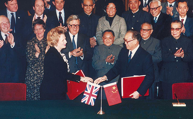 Le 19 décembre 1984, la déclaration commune sino-britannique sur la question de Hong Kong est signée entre la République populaire de Chine et le Royaume-Uni.Ce traité prévoit que soit rétrocédé le 1er juillet 1997 Hong Kong, Kowloon, et les Nouveaux Territoires à la Chine.