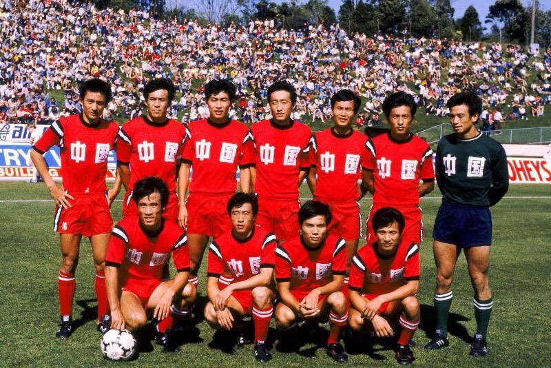 La Chine part favorite dans ce match couperet puisqu'elle avait battu battu Hong Kong en qualifications pour la Coupe d'Asie 6 mois plus tôt et également 2 fois lors des phases de qualifications pour la Coupe du Monde 1982.