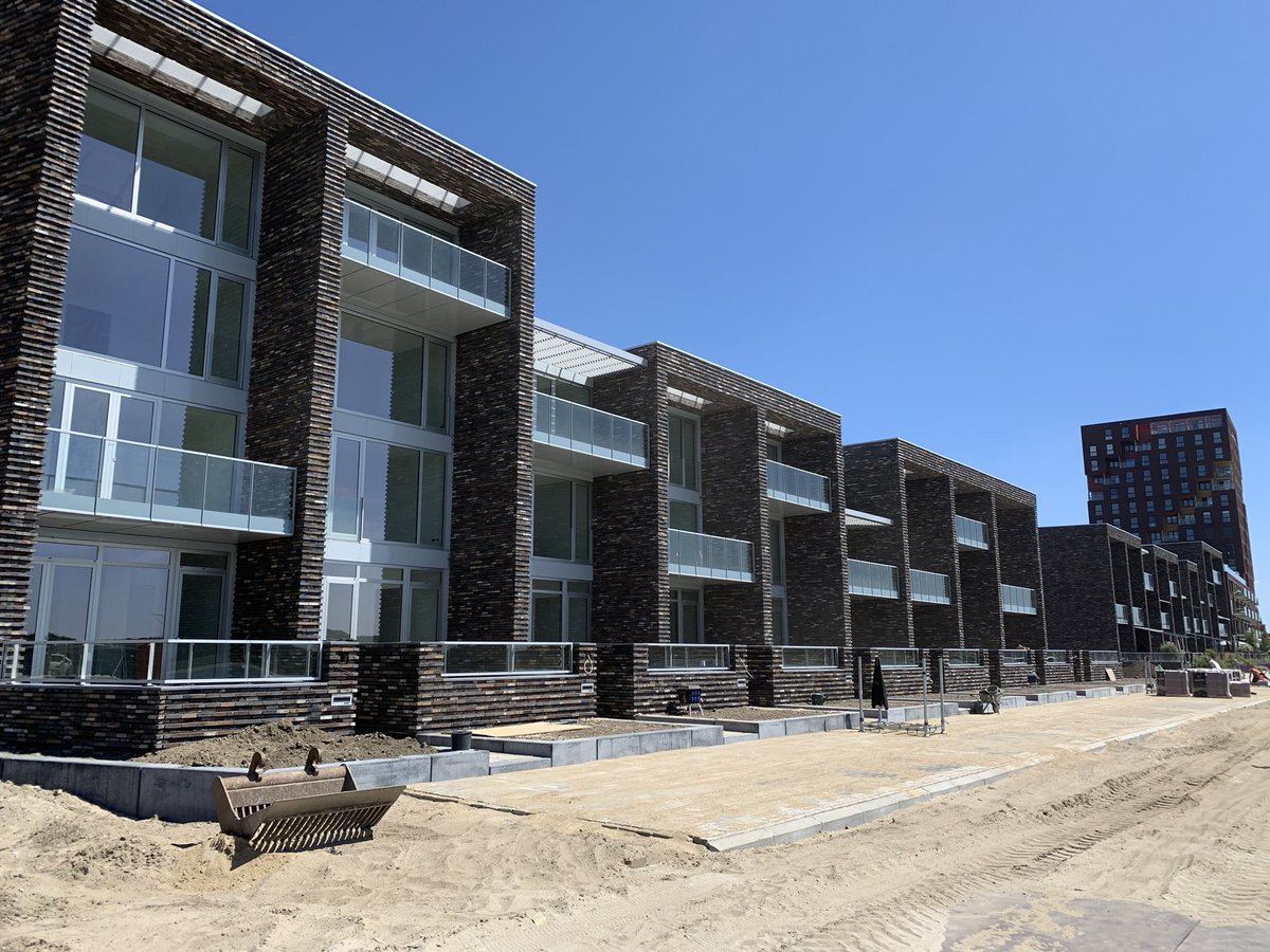 CLooij's tweet photo. 9 Boulevardwoningen Maassluis. De laatste loodjes voor oplevering! #vdspek #trahecon #driessens #zwaan #partners #waal. 
Mooi plaatje!!! https://t.co/kccrPFadya
