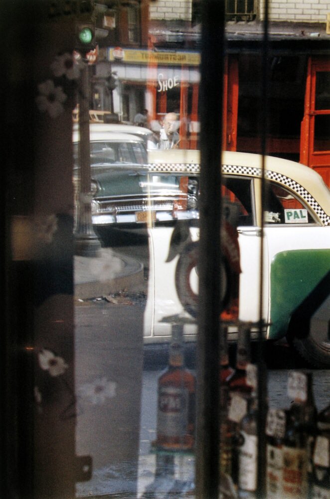 Saul Leiter was a photographer working during the midcentury. He kept his street photography mostly to himself until close to this death & made his street photos w/in the two blocks that surrounded his home in the East Village. A Thread.