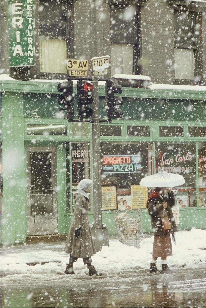 Saul Leiter was a photographer working during the midcentury. He kept his street photography mostly to himself until close to this death & made his street photos w/in the two blocks that surrounded his home in the East Village. A Thread.