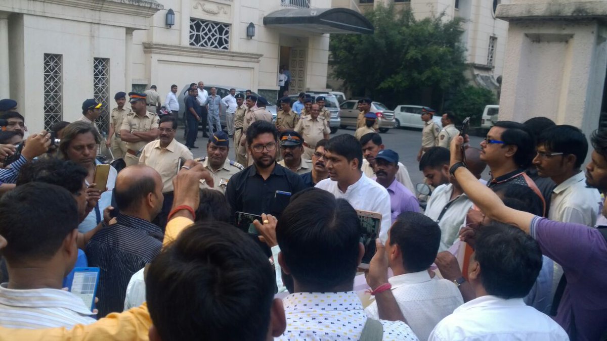 the_VinayDubey's tweet image. मैं मरने से कब डरता हूँ,
मैं मौत की ख़ातिर ज़िंदा हूं..!
मेरी मौत का सूरज चमकेगा,
तब बच्चा बच्चा बोलेगा..!!

मैं #बाग़ी हूँ, मैं #बाग़ी हूँ....💪💪
#VinayDubeyMumbai