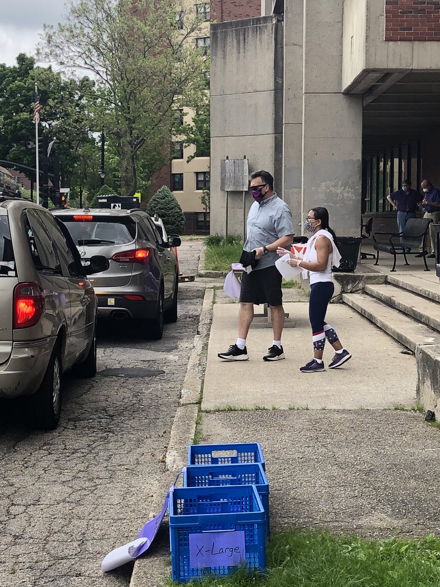 ClassicalHSPVD's tweet image. Returning of materials and pick up of Senior t-shirts and caps and gowns! #classicalway