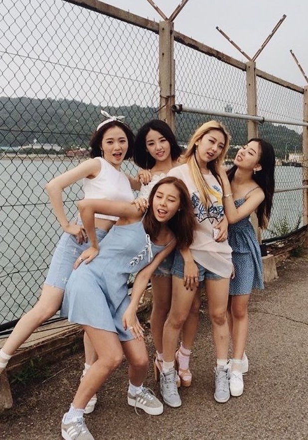 GirlgroupsBR's tweet image. [MINI THREAD] A situação atual do Ladies'Code e o desespero dos internautas por engajamento.