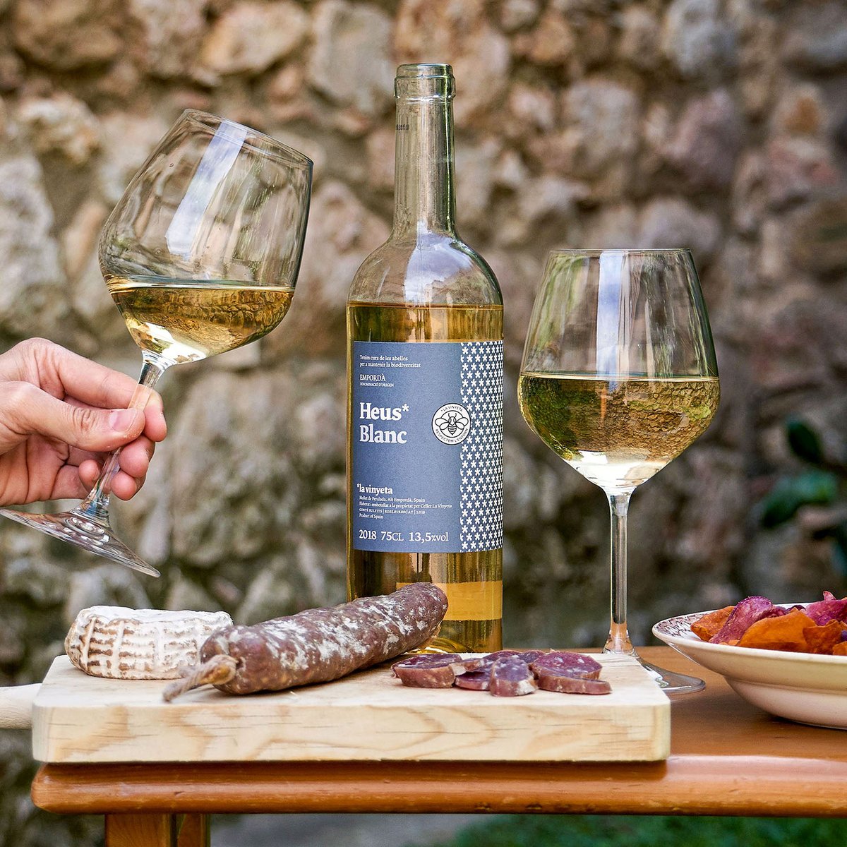 la_vinyeta's tweet photo. Sol, amistats, un aperitiu i una copa d'#Heus*! Els ingredients necessaris per fer més agradable aquest #desconfinament! Pots trobar-ne a la teva botiga a #vins o t'ho podem fer arribar a casa! 😊
#lavinyeta #aperitiu #vermut #doempordà #empordadesdecasa https://t.co/1dWePNBX2v