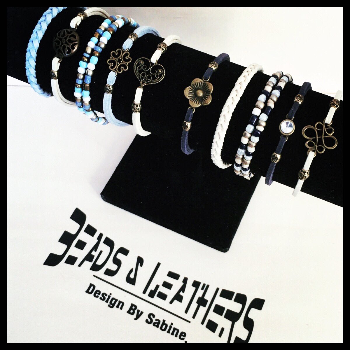 Armbandjes van faux suède gecombineerd met roccaille. In diverse kleuren en soorten verkrijgbaar. Voor meer info stuur ff pb. #bracelets #summer #women #juwelery #style #new #nice #watch #cobineren #handmade #custom