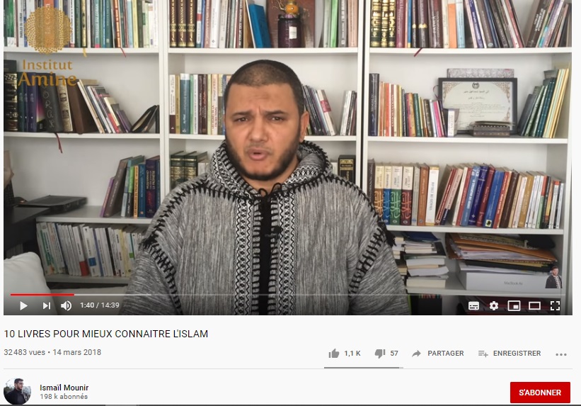 Ici, Ismael Mounir, qui se présente comme imam républicain et moderne fait la promotion d'al Qaradawi dans les ouvrages de référence pour connaitre l'Islam : 198 000 abonnés sur YouTube