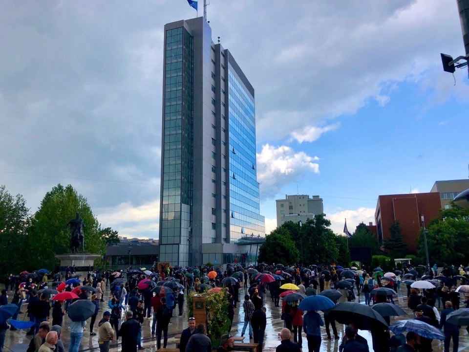 députés ont souhaiter profiter du COVID-19 afin de nommer le 1er ministre de leurs choix, la population ne le vois pas sous cet angle et réclame de nouvelles élections. La manifestation s’est déroulée devant le siège du gvnmt dans le calme, avec le respect des gestes barrières.