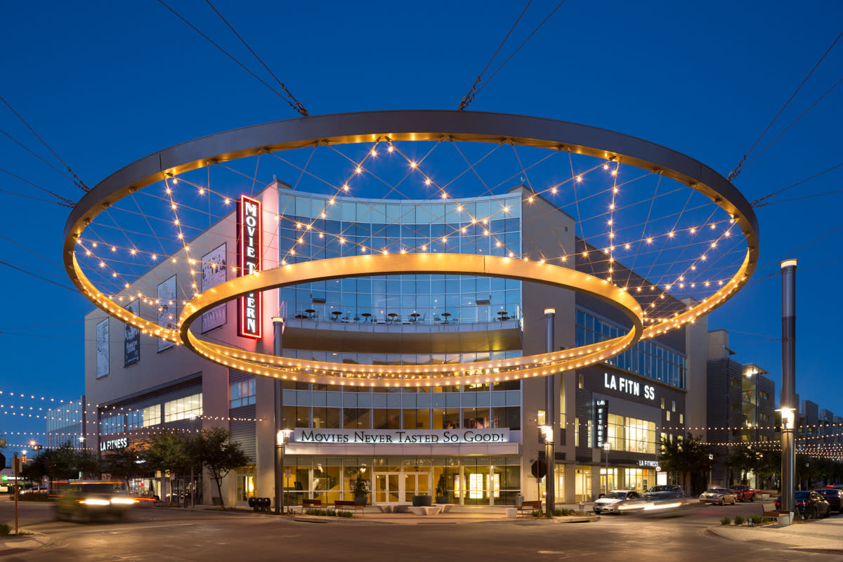 LIGHTS UP! 🏙 To honor FWISD's 2020 graduates, we are lighting our ring GOLD to show our support tonight at sunset. ✨ Fort Worth, we encourage you to go outside and cheer on our grads at 8:20 p.m. as the #FW skyline + West 7th bridge illuminate our town. 💛 #FWISDClassof2020