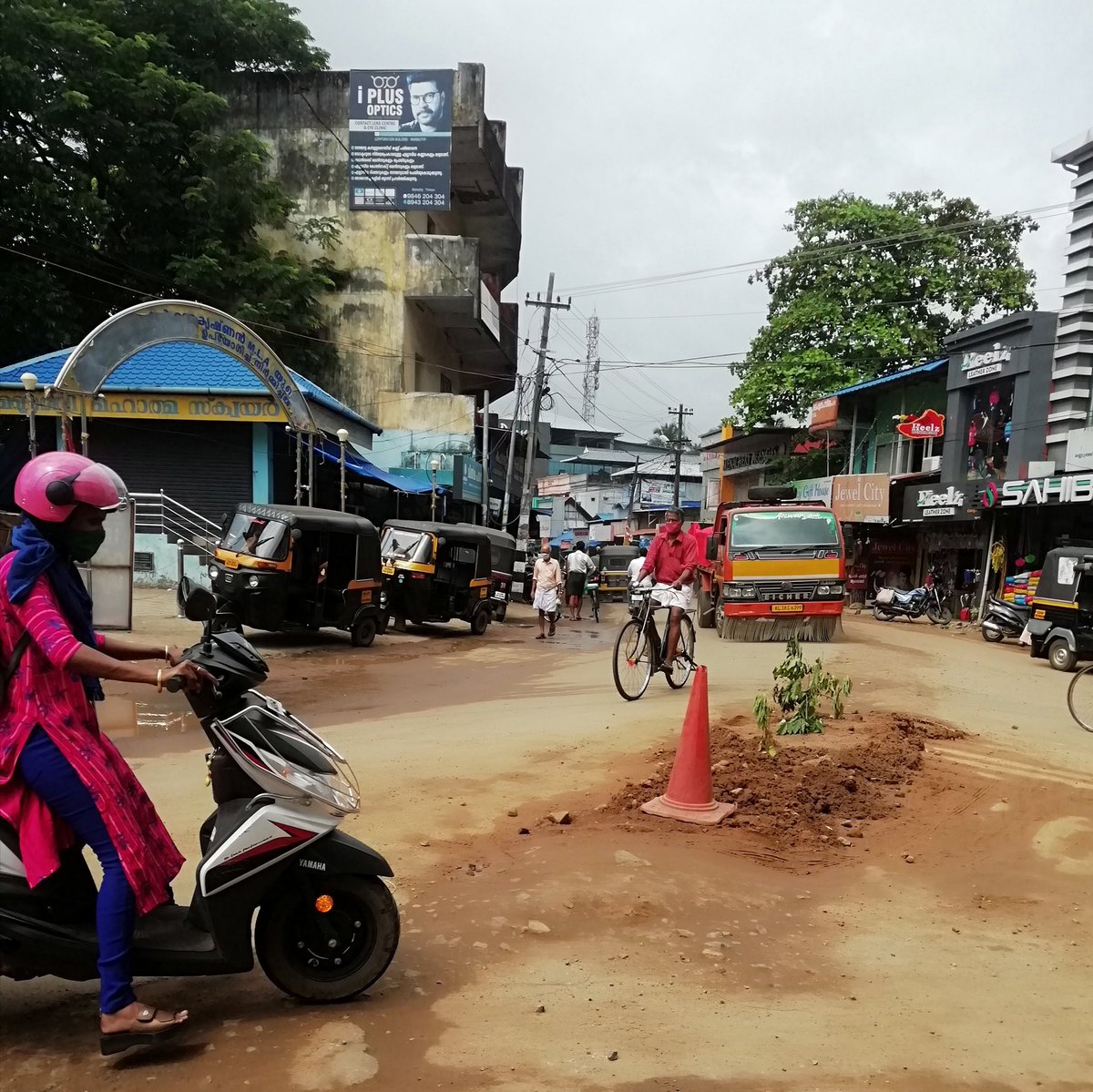 mannuthyupdates's tweet photo. മണ്ണുത്തി മാർക്കറ്റ് റോ��് സെന്ററിലെ പുതിയ റൗണ്ട് അബോട്ട് (വട്ടം ചുറ്റി തിരിയൽ) #mannuthy #mannuthyupates #trafficjam #mannuthymarketroad #keralapwd #mannuthythrissur https://t.co/ZHsFB5HryM
