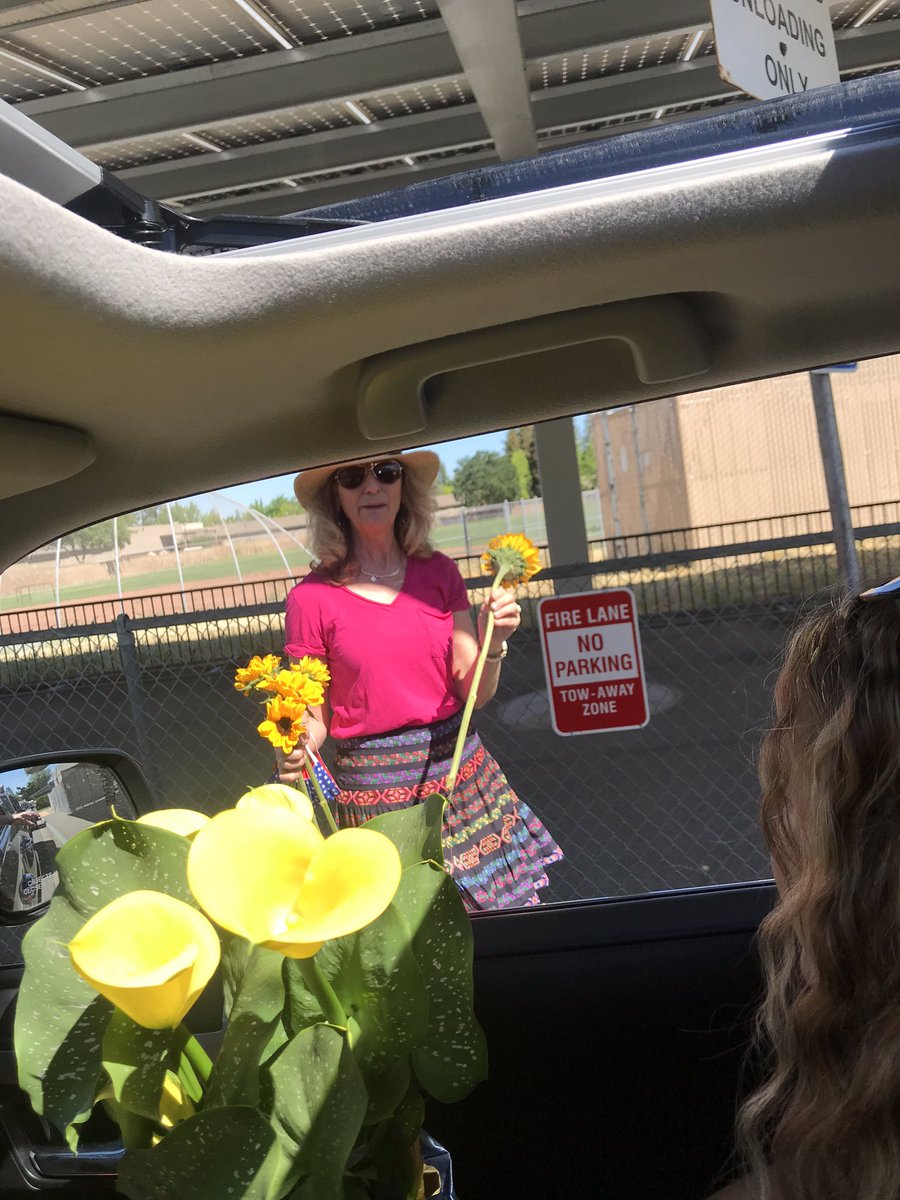 BancroftTWDI's tweet photo. 5th grade Promotion Commotion!!! Congrats Bobcats and buena suerte el próximo curso!!! 💙💛💙💛 @lindaschuler55 @MtDiabloUSD Gracias maestras from K - 5th grade for all you’ve done for the students and the program! #pathwaystobiliteracy #bilingües https://t.co/7UPSbfQX5r