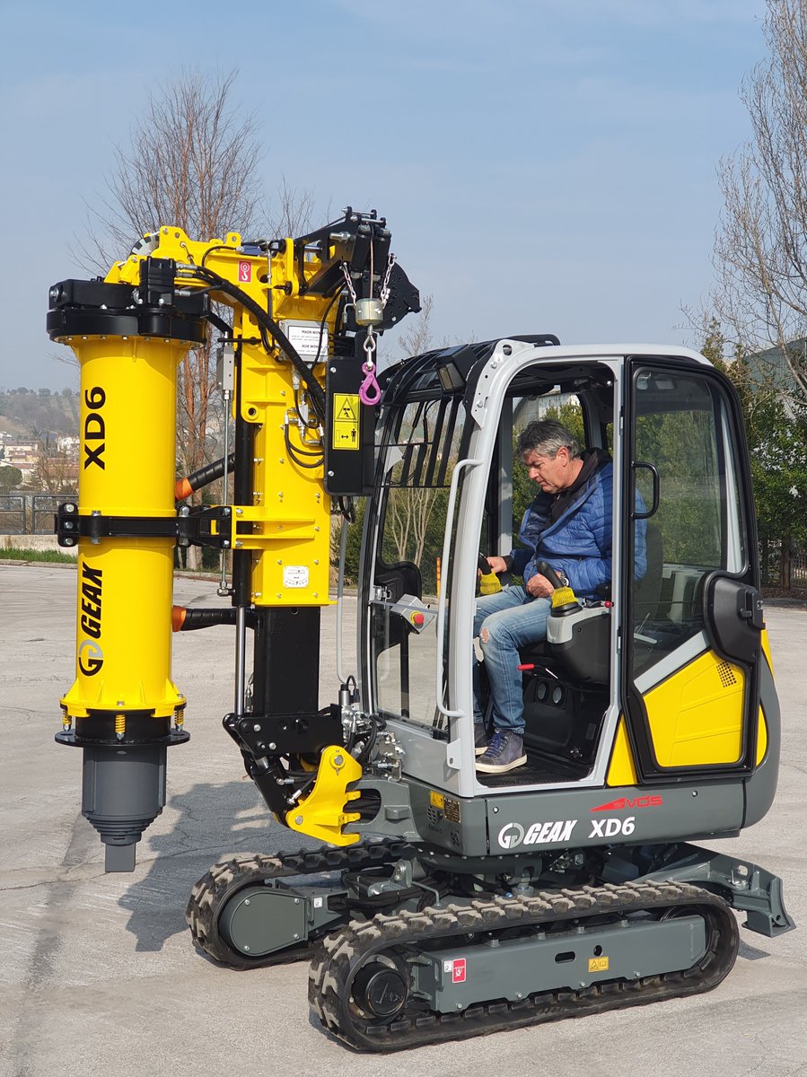 GEAXdrill's tweet photo. Did you know that we can personalize your rig with custom colours ? Here is a brand new XD6 for one of our customers #drillrig #pilingequipment #shoring #compactpilingrig https://t.co/Z0URkEBX9U
