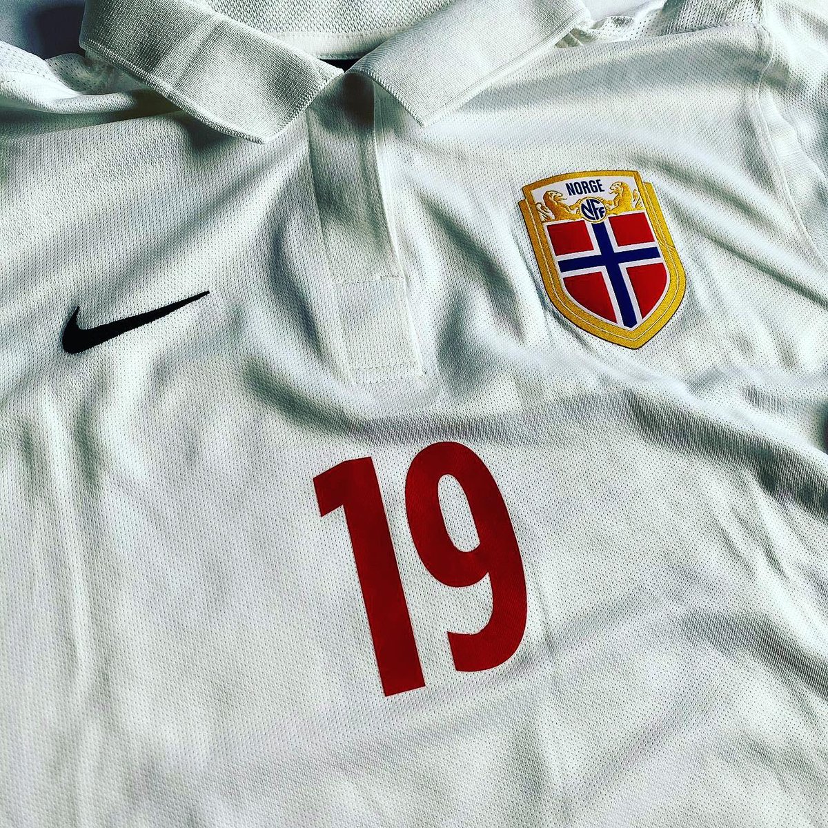 TheOneGoalOrg's tweet photo. 🔍CLOSE UP🔎 Check out this @norwnt classic. This is the original @KrisMinde 2016 jersey (worn &amp; signed). I love how traditional this is. The collar and lightweight material is 😍

#mstv #fotballandslaget #fotball #norway #norge #football #norgefotball #starapazova #guroreiten https://t.co/V551uKFubm