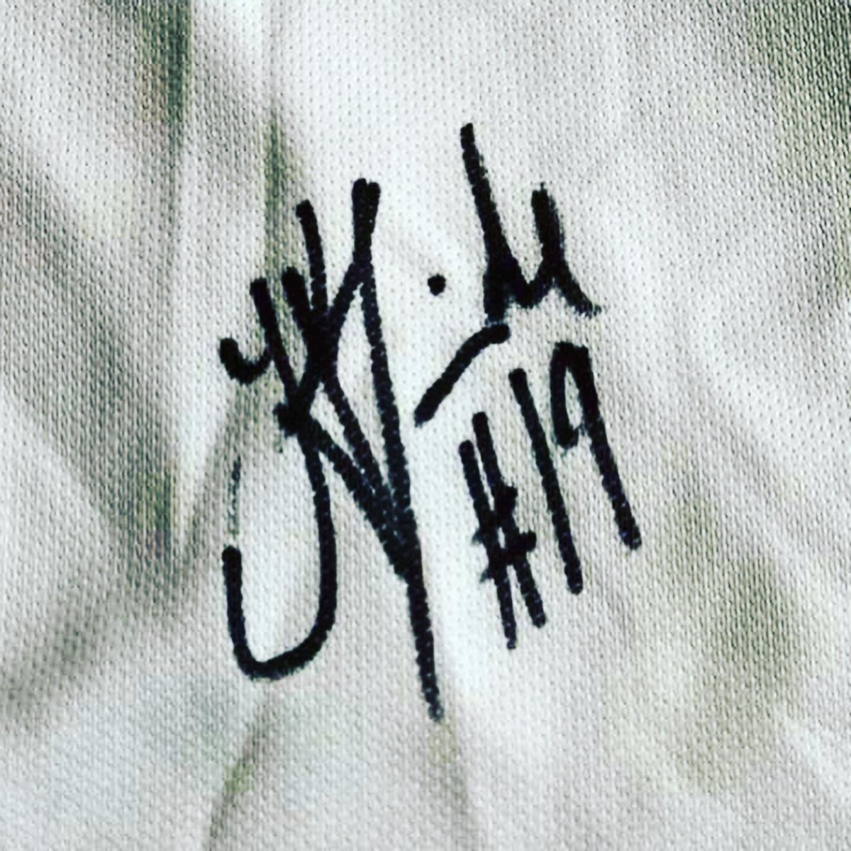 TheOneGoalOrg's tweet photo. 🔍CLOSE UP🔎 Check out this @norwnt classic. This is the original @KrisMinde 2016 jersey (worn &amp; signed). I love how traditional this is. The collar and lightweight material is 😍

#mstv #fotballandslaget #fotball #norway #norge #football #norgefotball #starapazova #guroreiten https://t.co/V551uKFubm