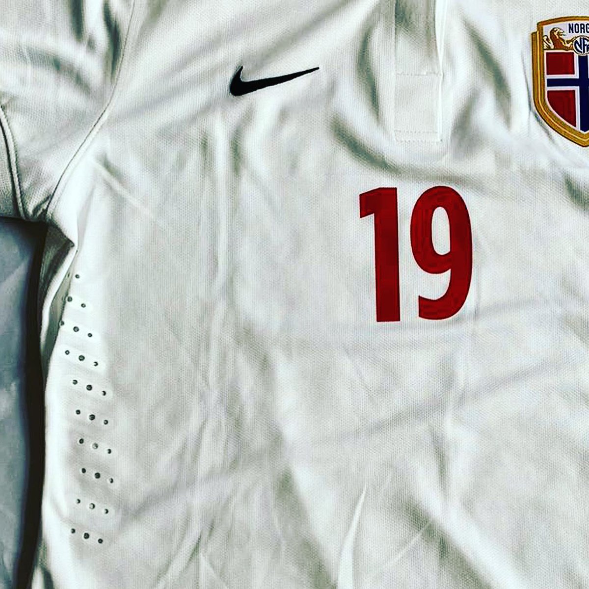 🔍CLOSE UP🔎 Check out this <a href="/norwnt/">Norwegian Football</a> classic. This is the original <a href="/KrisMinde/">Kristine Minde</a> 2016 jersey (worn &amp; signed). I love how traditional this is. The collar and lightweight material is 😍

#mstv #fotballandslaget #fotball #norway #norge #football #norgefotball #starapazova #guroreiten