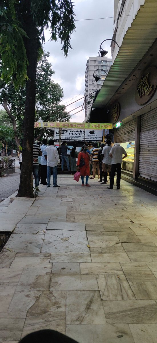 ajitsingh_26's tweet photo. लॉकडाऊनमध्ये लोक कसे व्यवसाय करतात ते पहा? हे आजचे चित्र आहे 28: 05: 2020 ...माहीम पोलिस काय करीत आहेत? #MumbaiPolice #MBC G NORTH #BMC #mahimpolice #cmomaharashtra #UddhavThackeray https://t.co/FaOUh356US