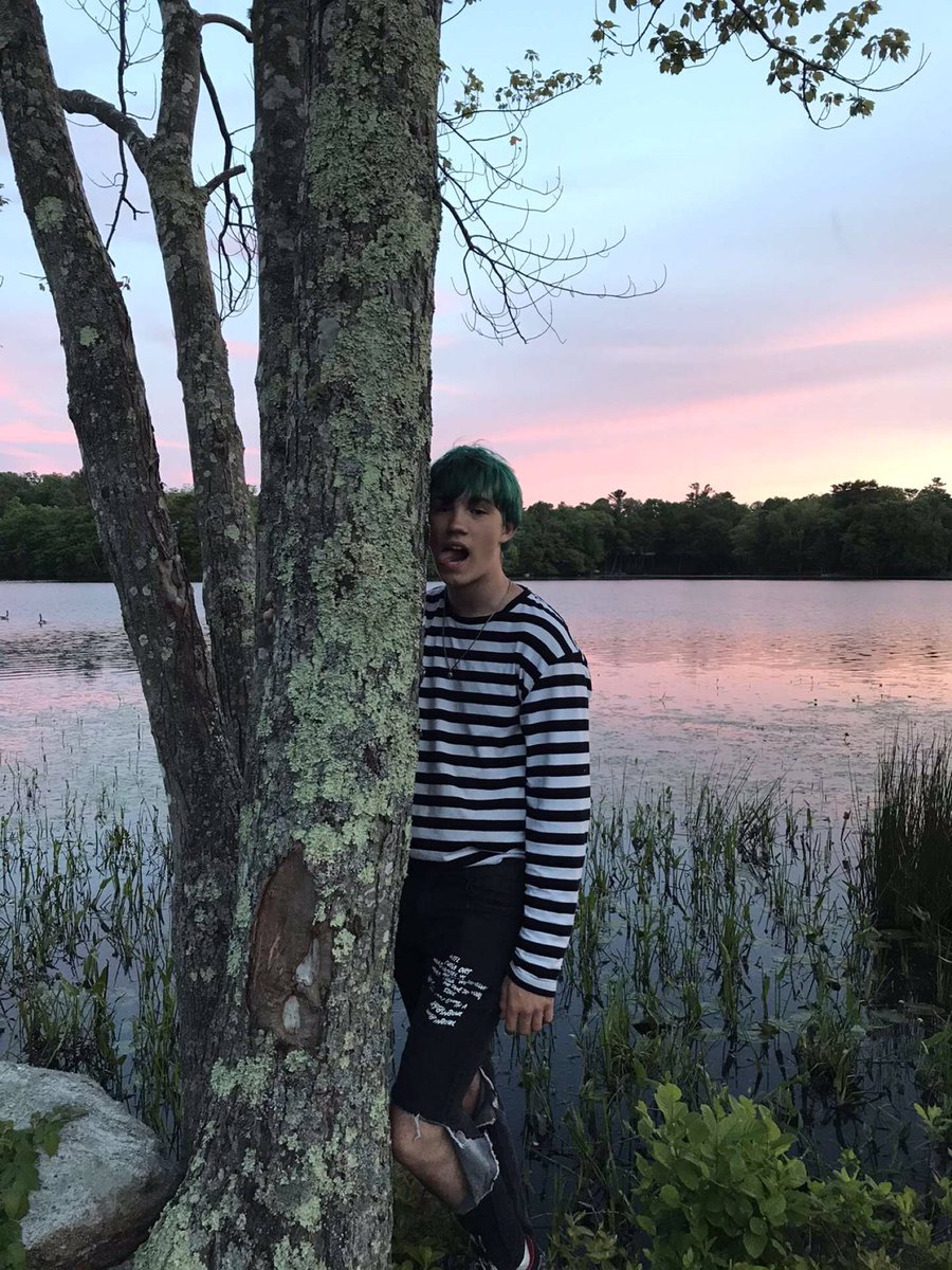 JonnyDrips's tweet photo. Tree hugger https://t.co/OUCknXnJMU