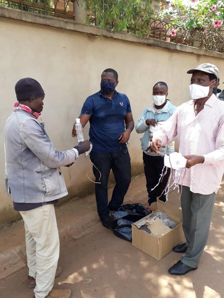 FloreMboussi's tweet photo. #Covid_19

Distribution des dons @SurvieCameroun ce matin au quartier Ngousso par l'ancien coach  Jules Nyongha, qui est l'un des parrains de l'initiative SCSI https://t.co/ohZ4wM8qND
