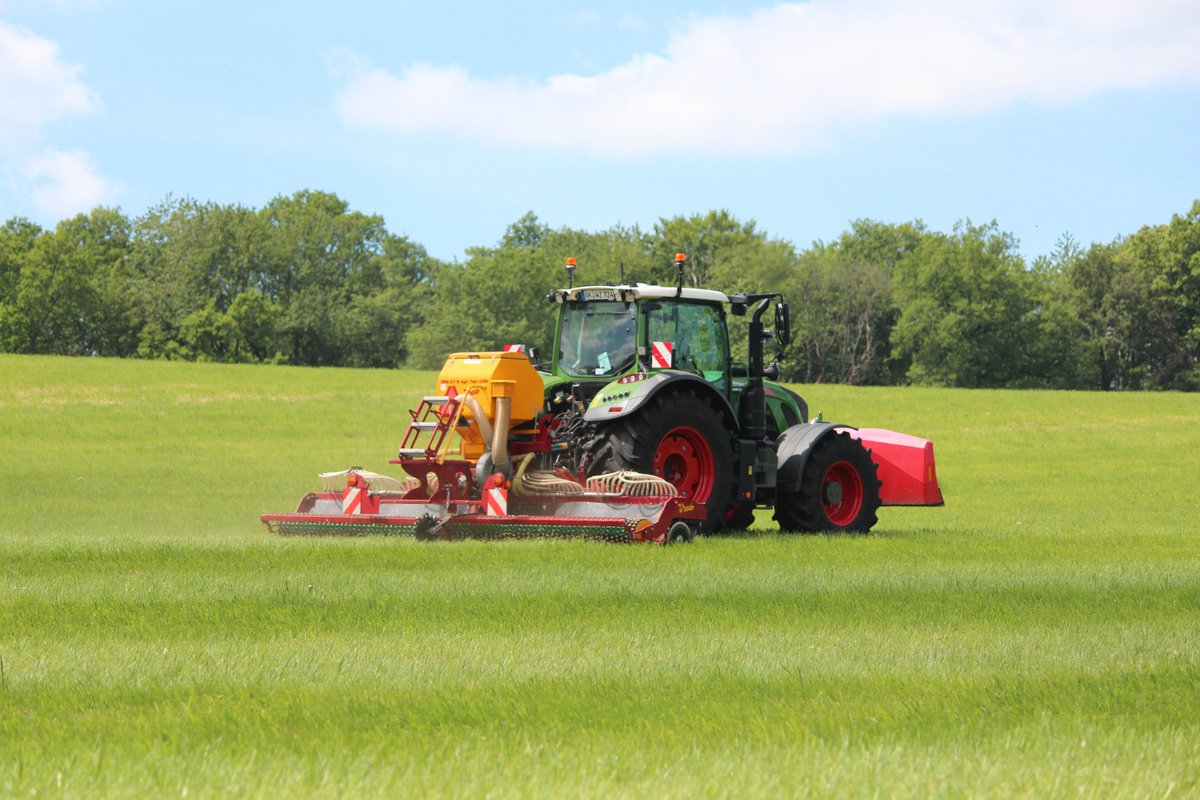 VredoDodewaard's tweet photo. #Vredo #stripes spotted in the field. Made by the Agri Twin, double-disc principle, 7.5 cm row distance, high capacity and sublime germination rate #overseeder #overseeding #pasture #milk #qualitysilage #greenland #strongfields #drought2020 https://t.co/ZdbZ9NM6Lp https://t.co/pBADmQ5vgj