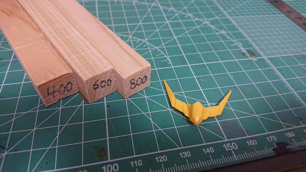 Uzivatel Silver 駅メモ Na Twitteru 適当な端材と両面テープと紙やすりでガンプラ用のゲート処理棒を製作 ビバホーム行けば全部手に入るから調達は楽チン ペーパーのままやるよりは全然いいし やすり棒製作コストがクソ安いからガンガン使えて思ってたよりは悪く