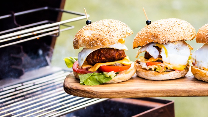 Vandaag is de dag van de Hamburger! 🍔 Wie houdt er niet van? Wij maken hem het liefst met lokale, Veluwse streekproducten uit onze eigen boerbox; die moet je proeven!

uitveluwe.nl/producten

#hamburgerday #supportyourlocalsnl #foodporn #bbq