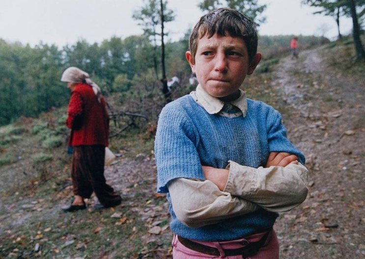 sim_barr's tweet photo. This photo by #Frenchphotographer #AlexandraBoulat (1962-2007) was part of an exhibition of #conflictphotography by women when Jeff Bowden first saw it and began a journey to find the boy in the photo. His search is chronicled in the #documentary #ASingleFrame https://t.co/VMxCokzMzj