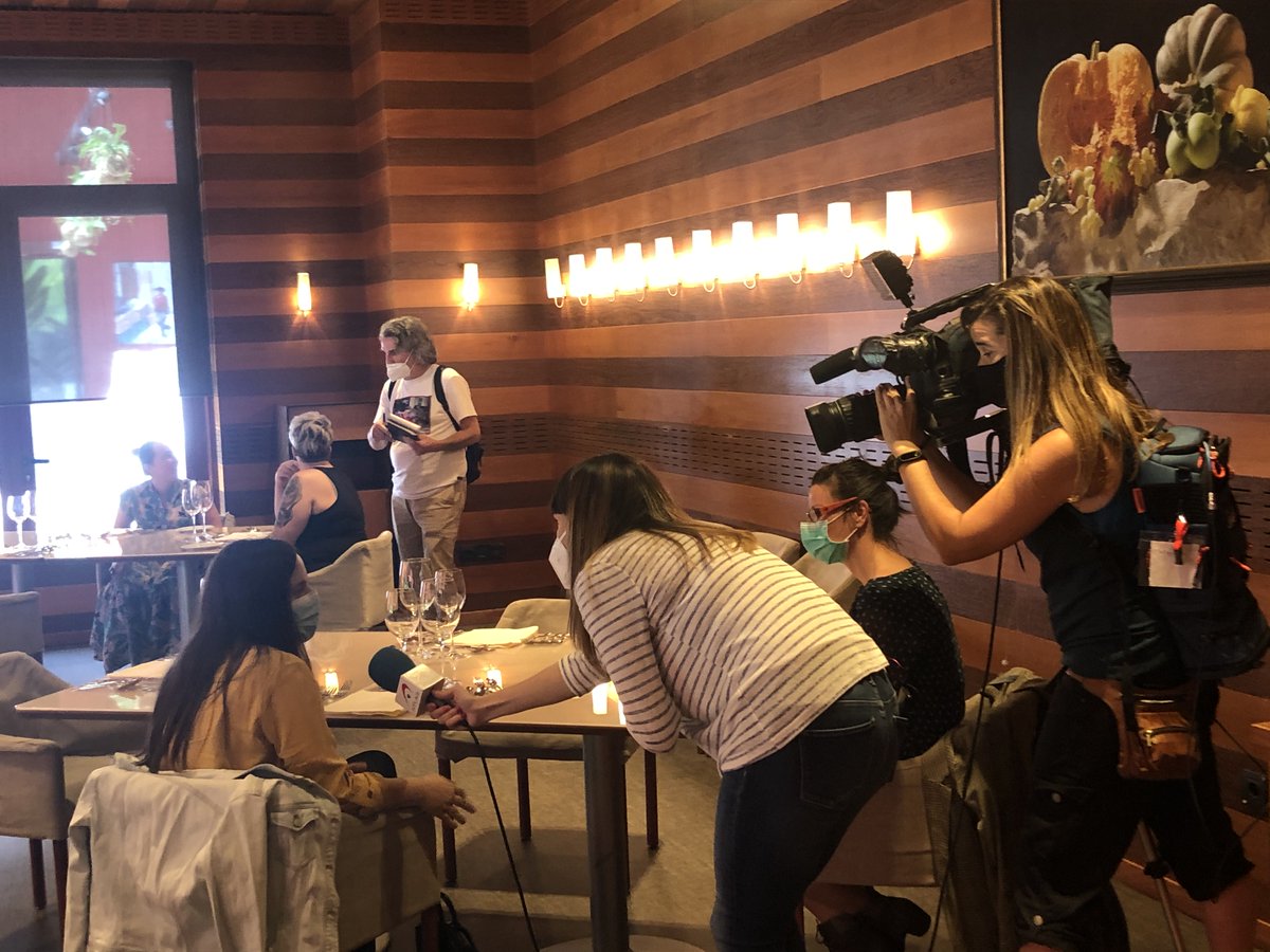 TweetsRos's tweet photo. El restaurante @Aizian_rest reabre sus puertas, y para celebrarlo, hemos organizado una comida para todos los sanitarios de Basurto y Santa Marina como agradecimiento a su trabajo. Gracias a todos por estar ahí y por aceptar nuestra invitación. https://t.co/cj9MEZjytL
